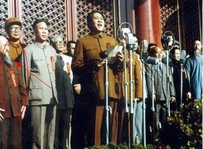 1949年10月1日举办开国大典的天安门城楼上,有一位银须飘动,精神矍铄